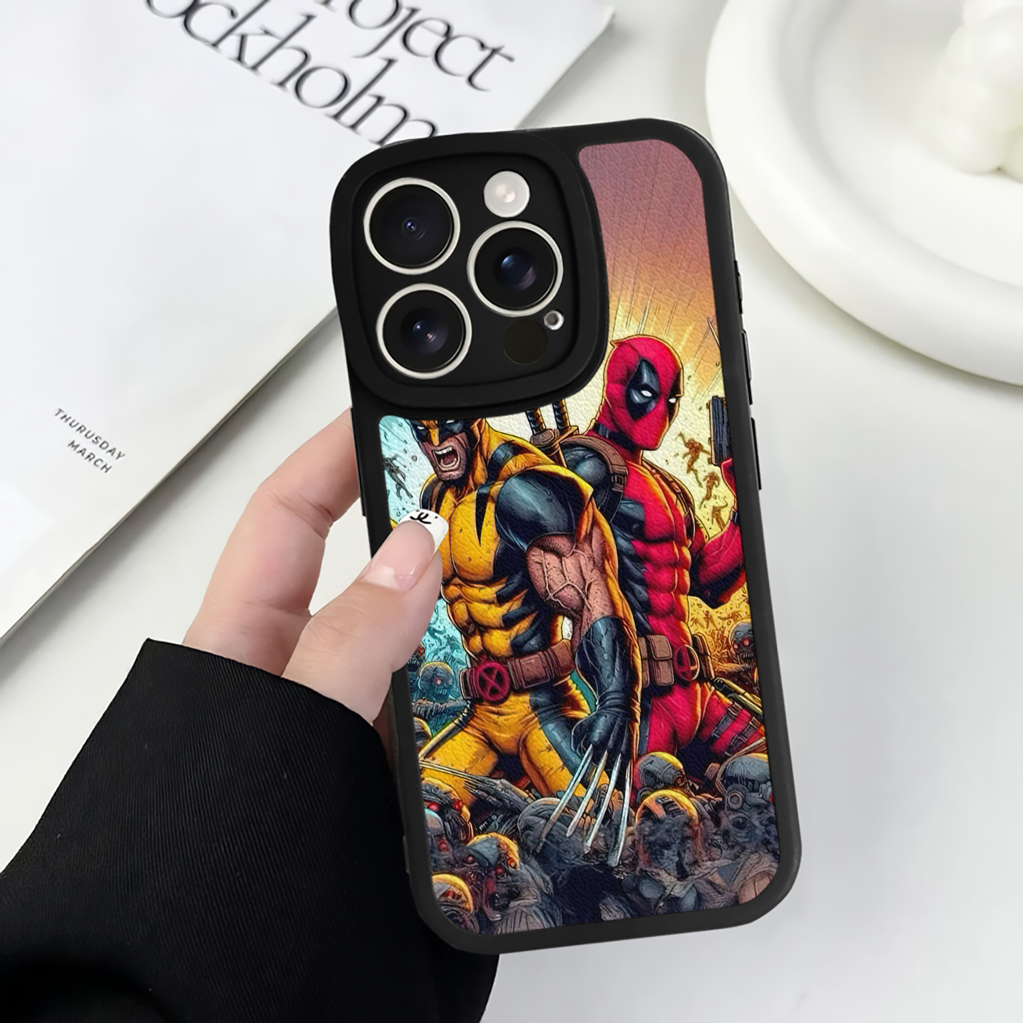 （画像用） Deadpool デッドプール 【iPhone 16シリーズ対応】シリコンスマホケース（レザー調） 材質：シリコン